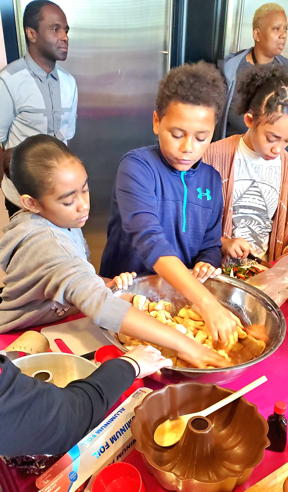 scholars preparing food at Friendsgiving